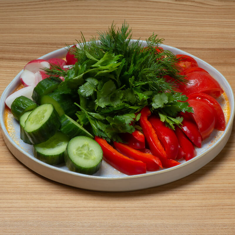 Огородные овощи на компанию: свежие огурцы, помидоры, перец болгарский, зелень